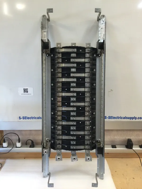 General Electric Type THQB 3 Phase 30 or 42 Circuit 225A 480Y/277V Panelboard Interior(s) (Guts Only) Premium